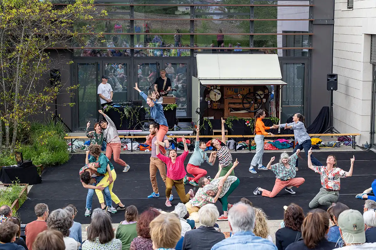Danseuses des Cartomanciennes en mouvement devant le public au Théâtre de Verdure
