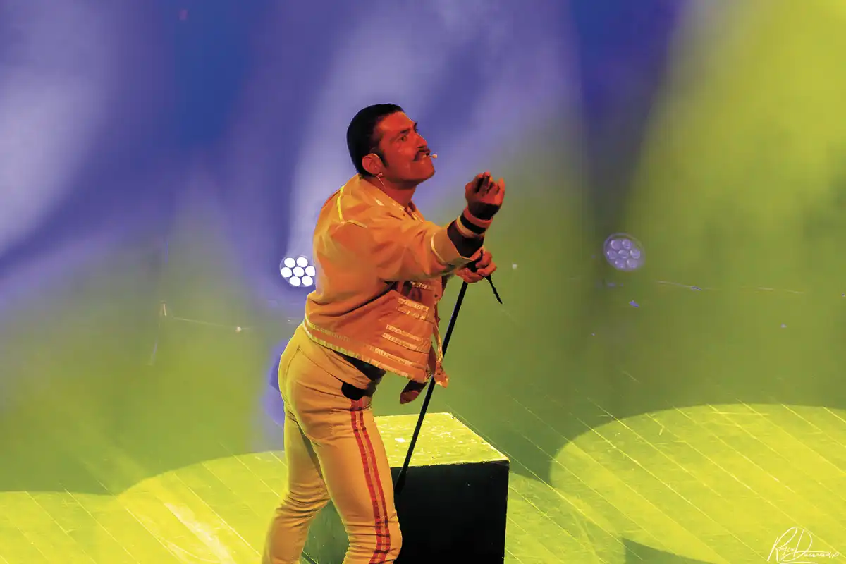 Thierry Margot sur scène dans le spectacle Je Vis avec Freddie Mercury à L’Esty, Chavanod